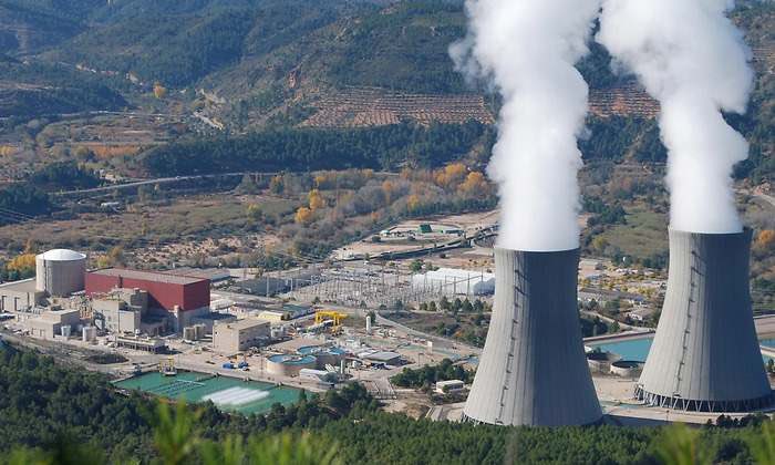 OperadorNuclear's tweet photo. La central nuclear de Cofrentes, que este lunes cumple 40 años, genera anualmente el 45% de la energía producida en la Comunitat Valenciana, lo que supone el equivalente al consumo de más de dos millones de hogares, mientras sigue vigente su cierre previsto para 2030.

La instalación se encuentra en la mejor condición en la matriz del Sistema Integrado de Supervisión de Centrales, de acuerdo con los datos del Consejo de Seguridad Nuclear.

Cofrentes presenta un factor de disponibilidad cercano al 90%, cifra que la convierte en una de las centrales más fiables de su tecnología a nivel mundial. Las centrales de referencia tecnológica de Cofrentes están extendiendo su vida hasta los 60 años, o incluso hasta los 80 años en Estados Unidos.
https://t.co/DAlopu1mMh