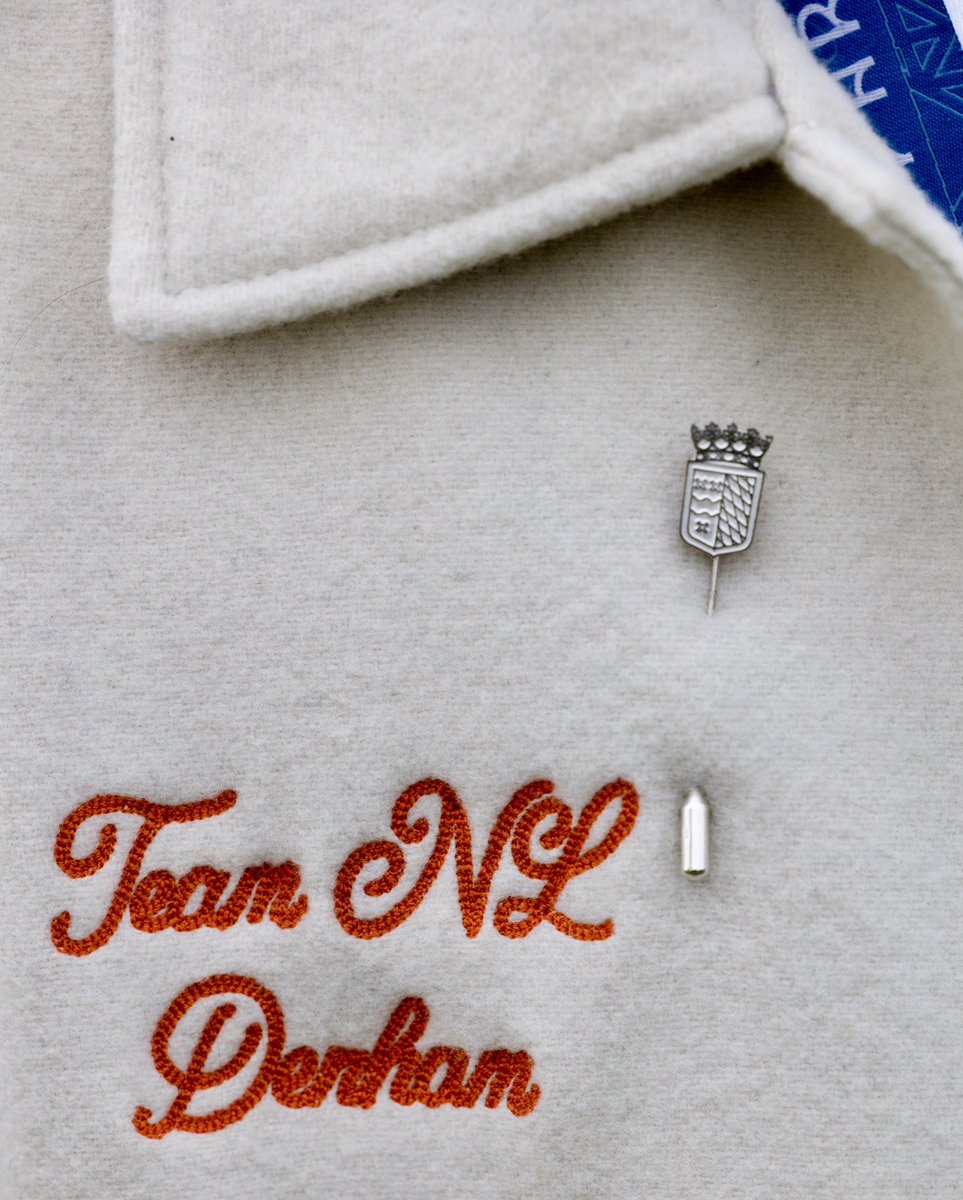 Sinds kort beschikt <a href="/HCHoekschewaard/">HCHoekschewaard</a> over twee nieuwe kunstgrasvelden. 🏑 Zaterdag werden ze geopend door olympisch hockeykampioenen Maria Verschoor en <a href="/PirminBlaak/">Pirmin Blaak</a>.🥇 Voor hun prestatie in Parijs ontvingen ze van burgemeester <a href="/EvHeijningen/">Erik van Heijningen</a> de zilveren erepenning van <a href="/gemeenteHW/">gemeenteHW</a>.