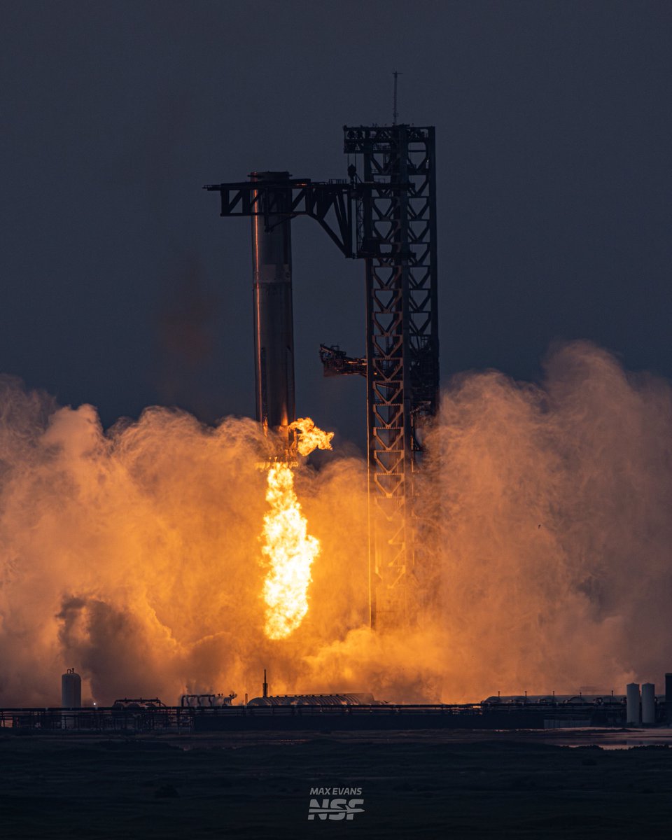 A booster the size of a fully stacked Falcon 9 just hit the brakes near supersonic speeds and asked the tower for a hug. 

"Bring it in!"

📸 - <a href="/NASASpaceflight/">NSF - NASASpaceflight.com</a>
