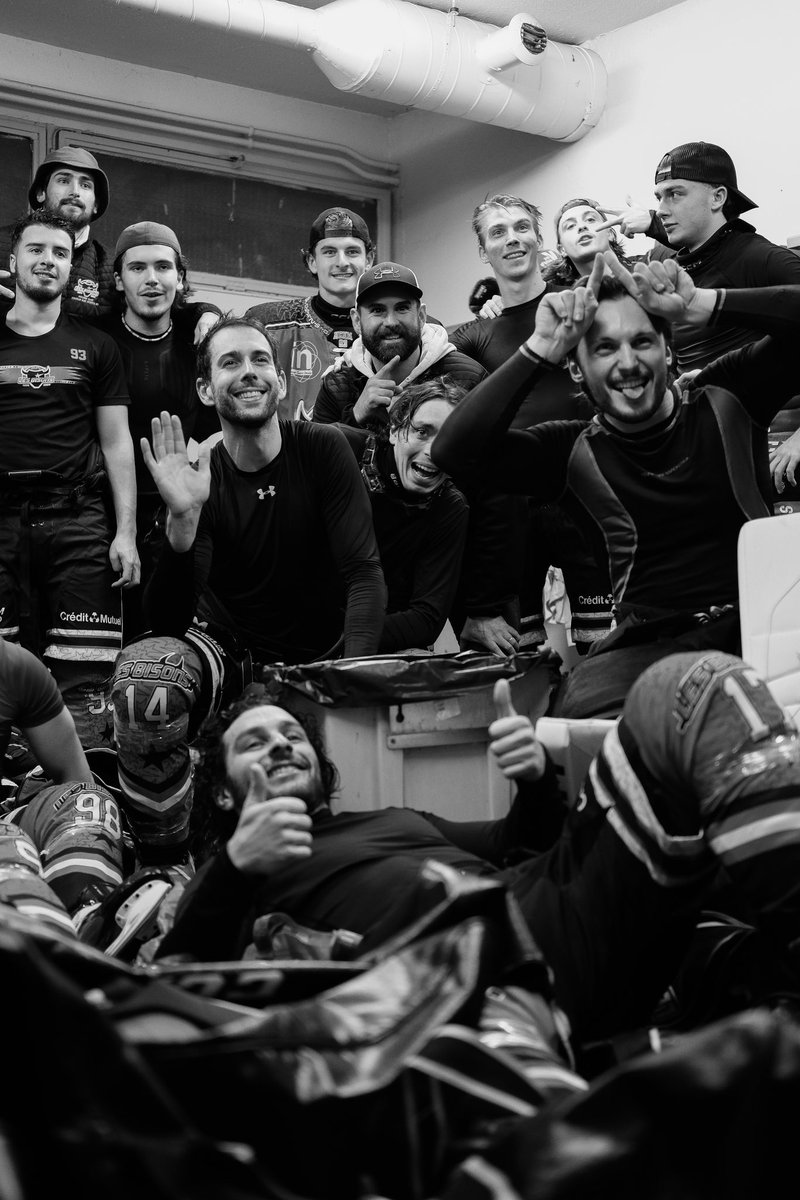 Dans le vestiaire du <a href="/Hockey_Bisons/">HCNM93-LES BISONS</a> un soir de victoire 🔥