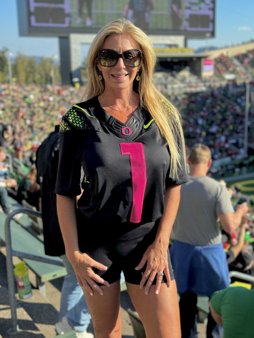 1 pic. Some more pics from the @oregonfootball game yesterday! What a win and we left points on the field