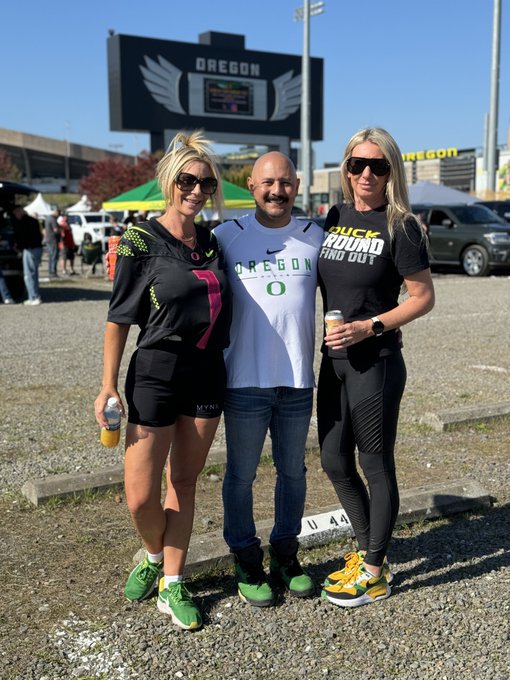 2 pic. Some more pics from the @oregonfootball game yesterday! What a win and we left points on the field