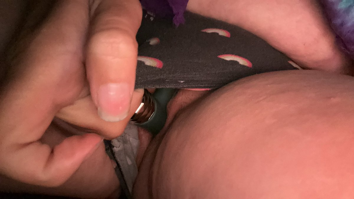 What would you do if I showed up to your place with a vibe in my pussy? 😈

#milf #stoner #nsfw