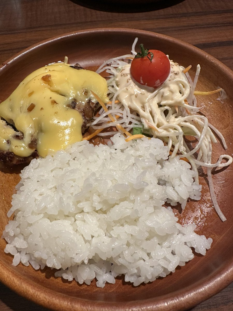 uSpmdH6HllmZtiw's tweet image. #びっくりドンキー
#メラメーラフラペ

昨日は娘と孫と
びっくりドンキーのモーニングへ
少し小さいサイズのディッシュで
朝にはちょうどいいかも😊
帰りにスタバで
メラメーラフラペを✨
ちょっとミルクは甘いかな
早起きモーニングもあり😊👌