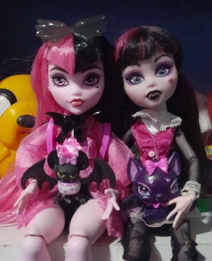 Vampireg0th4's tweet image. outober 2023 // october 2024⭐️

(Meu quarto tá em obra, entaaao elas por enquanto estão assim, mas futuramente elas vão está lindas na minha estante nova😭❤️