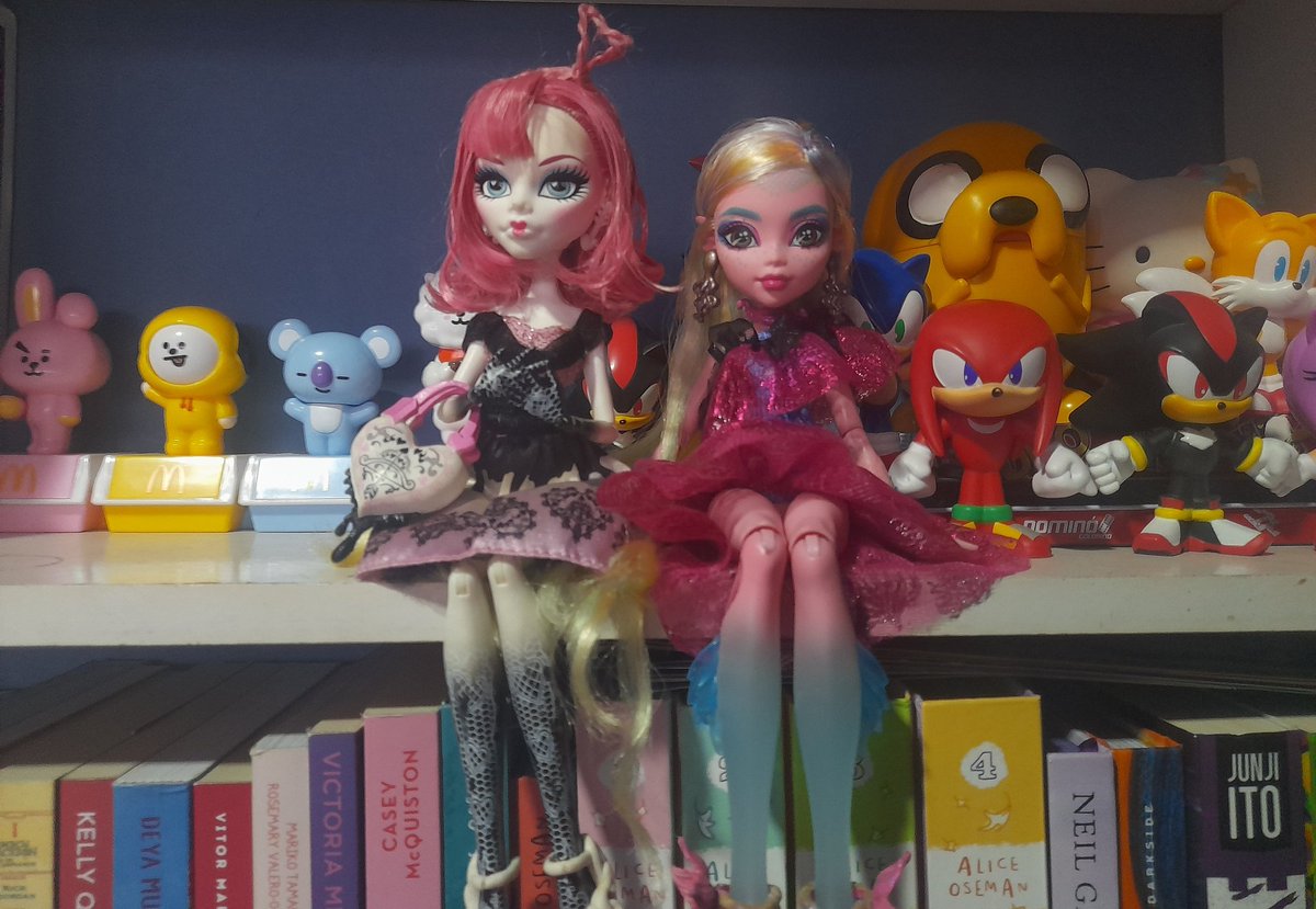 Vampireg0th4's tweet image. outober 2023 // october 2024⭐️

(Meu quarto tá em obra, entaaao elas por enquanto estão assim, mas futuramente elas vão está lindas na minha estante nova😭❤️