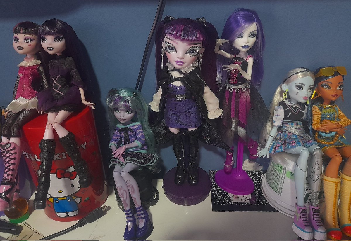 Vampireg0th4's tweet image. outober 2023 // october 2024⭐️

(Meu quarto tá em obra, entaaao elas por enquanto estão assim, mas futuramente elas vão está lindas na minha estante nova😭❤️