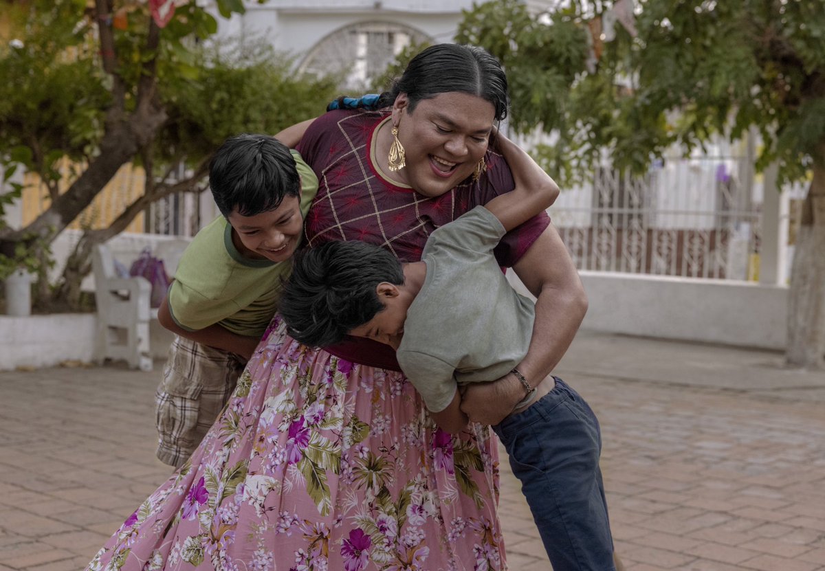 Se dice que los LGBTIQA+ pervertimos o buscamos adoctrinar a las infancias. Nada más lejos de la realidad.

Por eso me encanta esta escena: Solange asume y respeta la identidad de Manuel/Sicarú, junto a Erik la celebran y él recibe el cariño que no tiene en casa
#ElSecretoDelRío