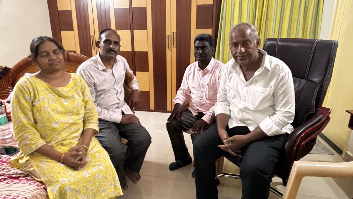 ప్రొఫెసర్ జిఎన్ సాయిబాబా సతీమణి వసంత గారిని సిపిఐ రాష్ట్ర కార్యదర్శి, ఎంఎల్ఏ కూనమనేని సాంబశివరావు, సిపిఐ రాష్ట్ర సమితి సభ్యులు కలకొండ కాంతయ్య, మారుపాక అనిల్  కుమార్, టీపీఎఫ్ నాయకులు రవిచంద్ర పరామర్శించారు...