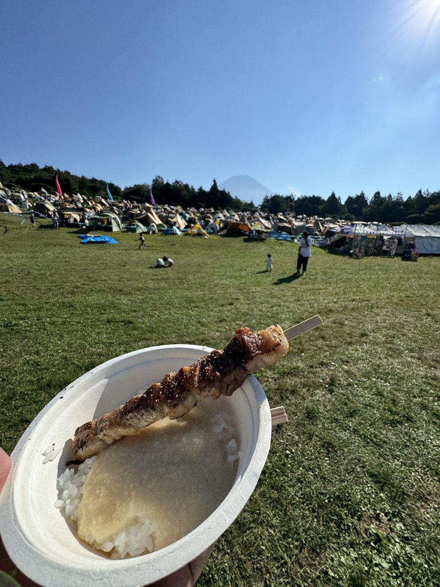 あと、朝霧のルイビ豚と、苗場食堂のとろろめしの朝霧×苗場の組み合わせがつよつよで、２回も食べてしまった。
ルイビ豚は串よりも、少し高いステーキの方を頼んで、器に残った肉汁をとろろ飯にかけて食べるとマジ富士山だった。
#asagirijam