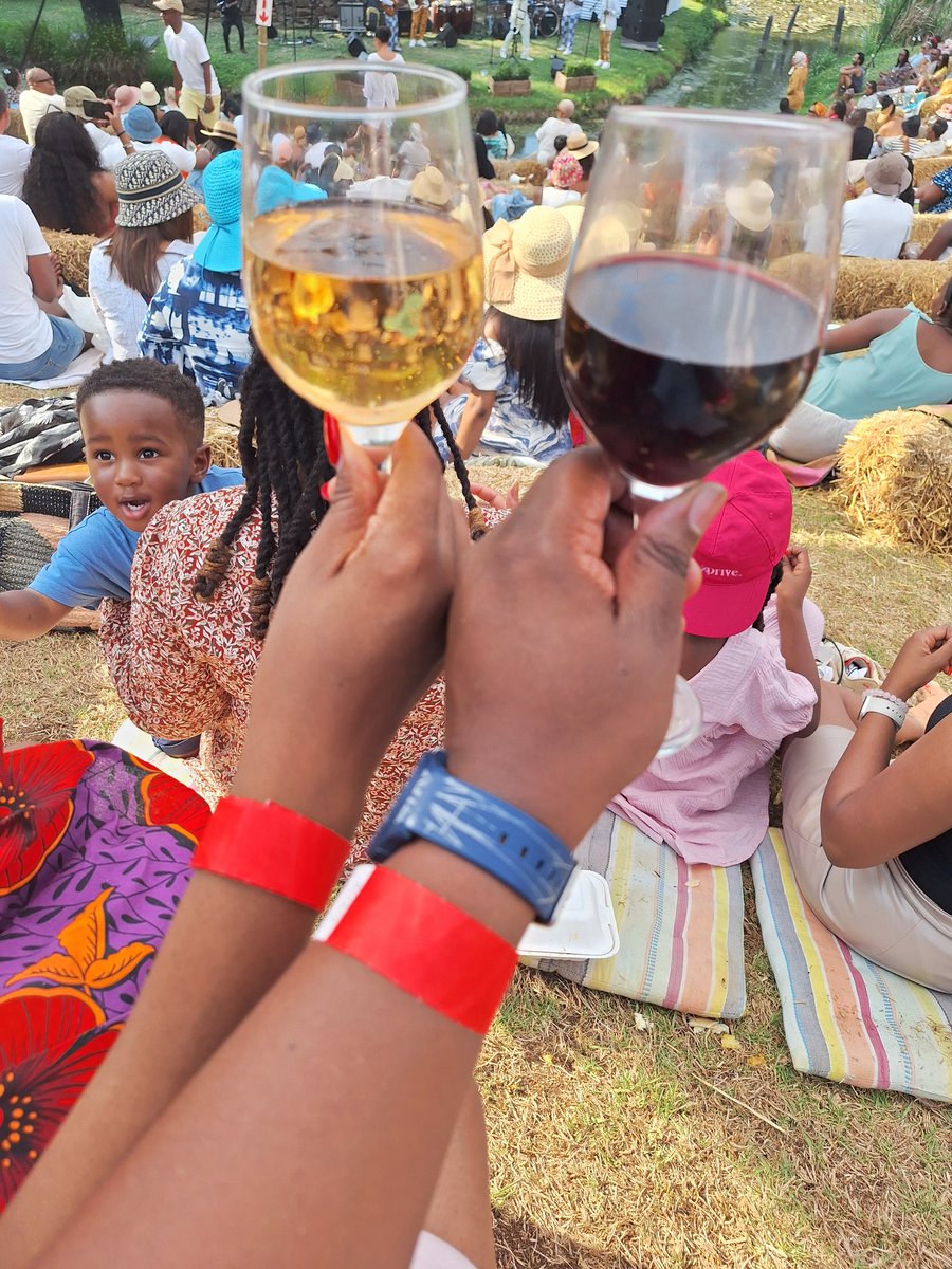 TheRealPhakedi's tweet photo. Sundays are for GOOD NEIGHBOURS @NiroxFoundation #TheRedCircle #CapitecHandMadeAfrica https://t.co/ceLujMEGWZ