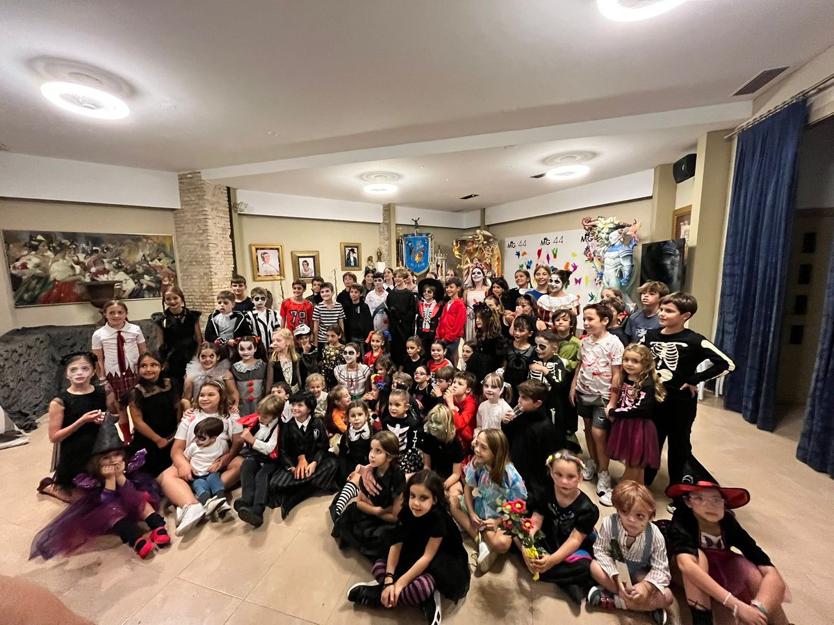 fallasgranvia's tweet photo. 🎃 FIESTA INFANTIL DE HALLOWEEN 🎃

Los infantiles de las fallas que componen Gran Vía disfrazados terroríficamente han disfrutado una divertida tarde en la que hemos merendado, jugado y aclamado a nuestros representantes infantiles. 

#Fallas2025 #InfatilesGranVía #Halloween25 https://t.co/a4ccrqMXIs