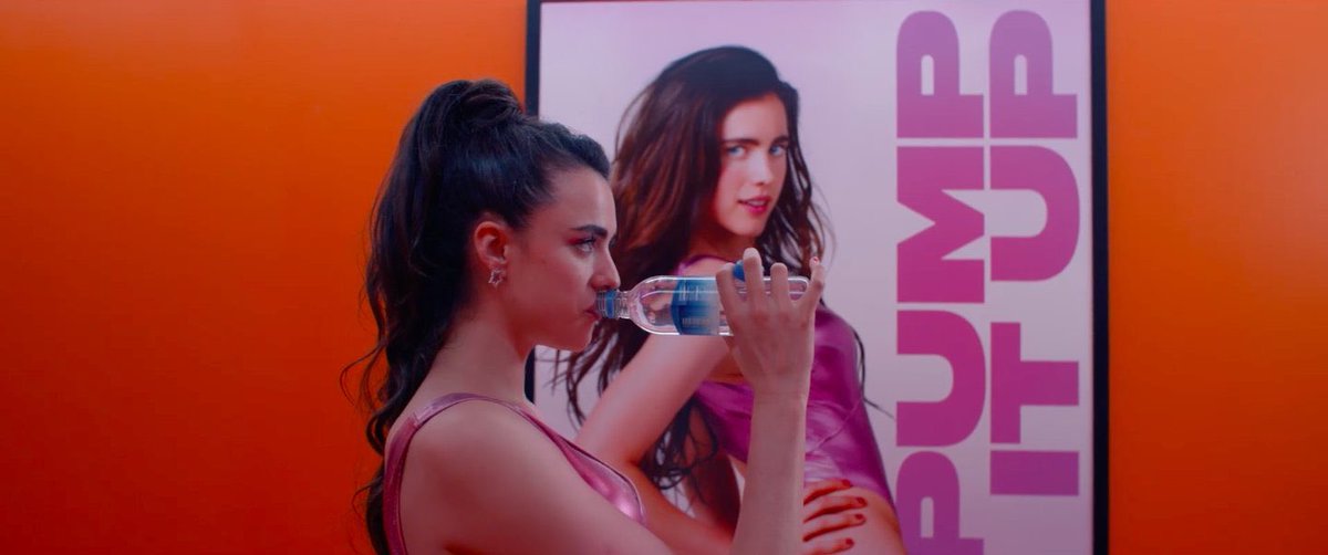 the substance takes the usual feminine beauty fairytale and throws it into the sick body horror realm and faustian territories, a fever dream about self destruction and dissociation, a gooey critique of ageism and unattainable codes, wrapped in a b-movie aesthetic-