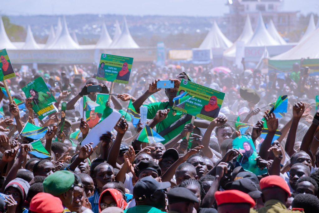 Mapema leo, nimepata wasaa wa kutembelea Soko la Dhahabu pamoja na kufunga Maonesho ya Saba ya Teknolojia na Uwekezaji kwenye Sekta ya Madini Kitaifa mkoani Geita, na baadaye kuzungumza na wananchi. 

Nimefarijika kuona hatua kubwa tunayopiga kama Taifa kwenye uwekezaji katika