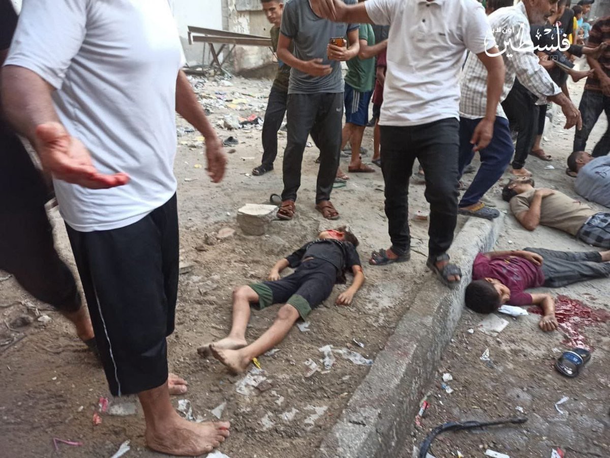 TamerMisshal's tweet image. الصورة قبل قليل من مخيم الشاطىء شمال قطاع غزة .. والخبر أطفال شهداء كان يلعبون الكرة استهدفهم الاحتلال بغارة جوية