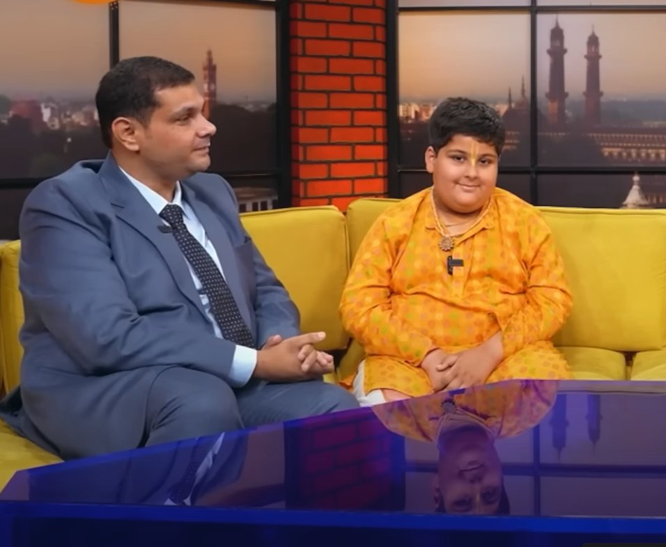 ये बाप-बेटे की नौटंकी का फर्ज़ी बबल फट चुका है, वीडियो नीचे के ट्वीट में है। अवश्य देखें।

एक और बात ध्यान रखें कि जिस प्रकार हर चमकती पीली चीज़ सोना नहीं होती उसी प्रकार हर भगवा वस्त्र पहना और तिलक लगाया जीव हिंदुत्व का द्योतक नहीं होता।

अपने Heroes/Ideals बहुत सोच-समझकर चुनें।