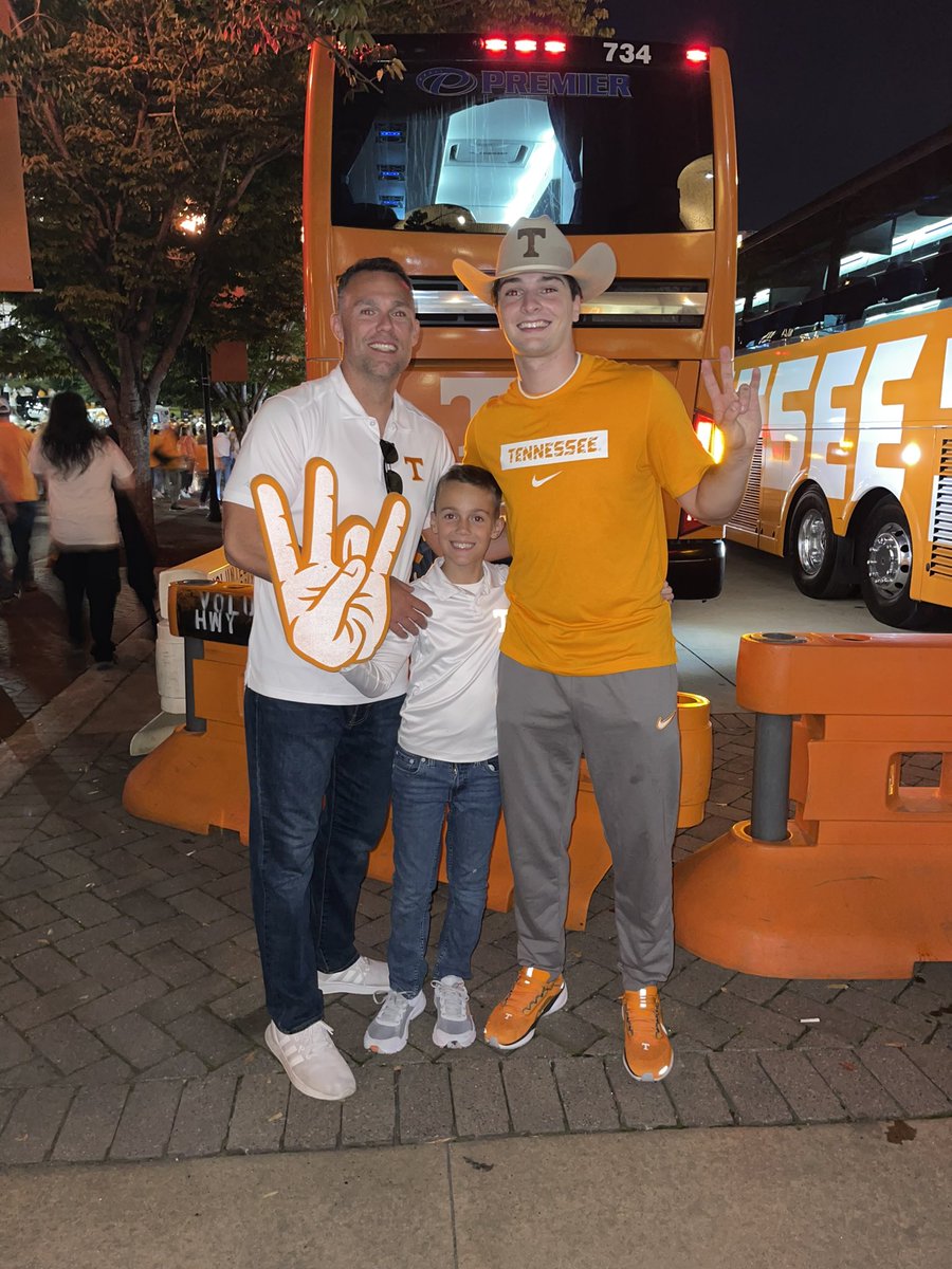 coachcam005's tweet photo. Relationships matter! Great night at Tennessee seeing @JakeMerklinger 
#govols #gocavs 

Way bigger than football at Calvary Day School. https://t.co/2wKhH8V9jn
