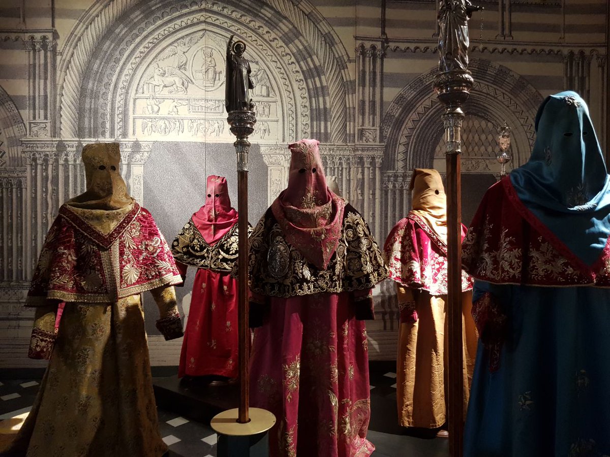 این کشیش های قدیم شبیه جلاد بودن با لباس گل گلی