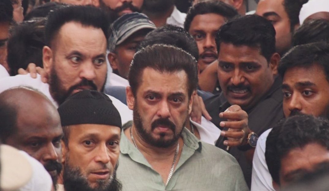 सलमान खान का दर्द इस फोटो में काफी हद्द तक देखा जा सकता है कितने करीबी थे #बाबा_सिद्दीकी
#Bishnoi 
#BabaSiddiqui #Mumbai #BabaSiddiqueShotDead 
#LawrenceBishnoiGang #Lawrence