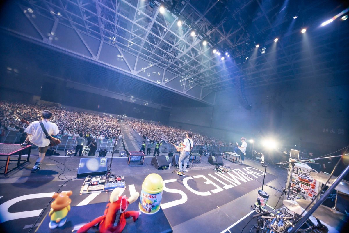 04GENLS's tweet photo. 2024.10.13 Gメッセ群馬
『GFEST.2024』
先月先週と引き続き、またまたグンマー。最近群馬との心の距離が近付いててなんか嬉しいね。出番直後に巨匠の弾き語りに駆けつけ、一緒にゆずのからっぽをカバーしました。やっぱ巨匠はギターも歌も上手いなあ。トリのバニラズも色気と多幸感でくらくらしたね。 https://t.co/fXAWyjKgbE