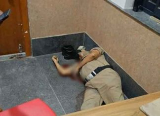 yespunjab's tweet photo. Police head constable shoots self dead in Telangana
https://t.co/TFEUzbkNuk

#TelanganaNews #headconstable #TelanganaPolice #Suicide #jSrinivas https://t.co/JhrHd7stDw
