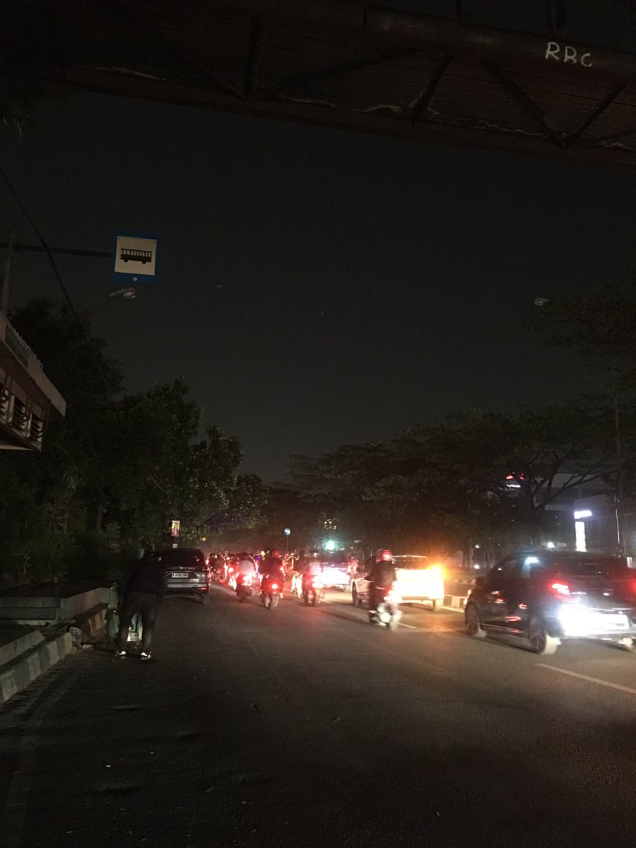 tikadewiii's tweet photo. Min @PRFMnews bantu laporin pihak terkait ini lampu jalan dibawah jpo metro gelap sama lampu jalan di soeta byk yg mati, klo nunggu disini meni takut ☹️ makasih 🙏 https://t.co/r8qxQJgPxh