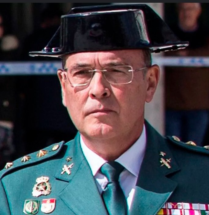 luisgonzaloseg's tweet photo. Ayer, en el discurso del Día del Pilar, el coronel Diego Pérez de los Cobos, jefe de la comandancia de Madrid, que se jubila en dos meses, fue aplaudido al finalizar su discurso, según relatan los medios. En este discurso, afirmó "servir a España y a nuestros ciudadanos desde el más estricto cumplimiento de la legalidad".

En su localidad natal, Yecla, abogó por el 'No' a la Constitución y durante el 23F, también allí, se movilizó a favor del golpe militar.

En los años 1990, fue procesado por torturas y exonerado con demasiadas sombras.

El 1 de octubre 2017, dirigió el operativo que apaleó de forma salvaje e indiscriminada a los catalanes.

En el año 2020, durante la pandemia, elaboró un informe sobre el 8M plagado de bulos, desinformaciones y tergiversaciones.

Para él, como para demasiados, servir a España es apoyar golpes de Estado, oponerse a la democracia, ser exonerado de torturas de forma inexplicable, ordenar la represión de civiles, desinformar, engañar, sabotear cualquier gobierno que se oponga a sus ideas ultras y apoyar los golpes militares.

Todo un ejemplo de 'buen español' y de la 'estricta legalidad' de la 'democracia plena' española.

Es infame que culmine su carrera militar como jefe de la comandancia de Madrid un tipo que en una democracia real habría terminado en prisión.

Y más bochornoso, y revelador, resulta que el PSOE no le cesara por su tétrico historial y sí lo hiciera por el informe elaborado del 8M.

Por desgracia, solo es otro episodio más de una España en la que los dictadores, los torturadores al servicio del Estado, los golpistas, los ultras o los 'fontaneros' mueren en la cama.

*

Si quieres leer sobre el engaño masivo 👉 La trampa ucraniana. El relato occidental a examen akal https://t.co/pYljIIDot0