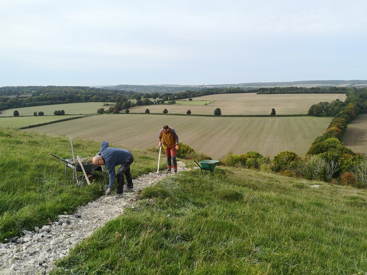 ww1australiamap's tweet image. A great day with four of us working our socks off. A large section of the northern coast of #Australia is now weeded and rechalked. #WW1