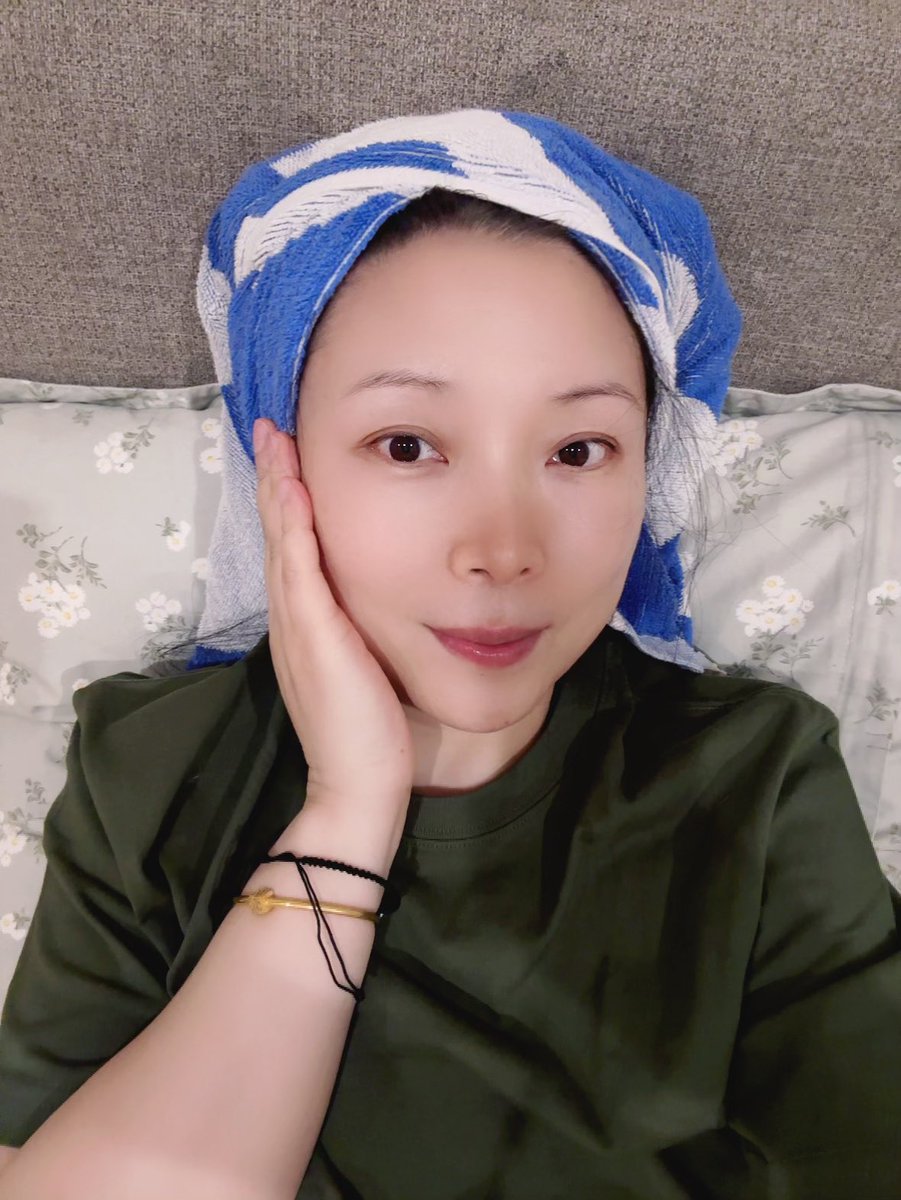 新家第一晚。
虽然各种乱，但总会一点一点变好。
刚洗完澡。
觉得这里的水不够顺滑，或者是干活手太粗糙了？
室外是有一点点浪的声音，总的来说很安静很安静，没有鸟叫。
我喵今天表现特别好，一路没有很害怕，来到新家又吃又喝又拉，到处探索。
我也和爸爸简单视频了下。
晚安。
我要睡了，明天新家开火，朋友给说了一套的讲究方法，我俩一样都没学来。
要买的东西去华人超市，人家也关门了，华超一般晚上7点关门。
明天随便意思下吧。哈哈。