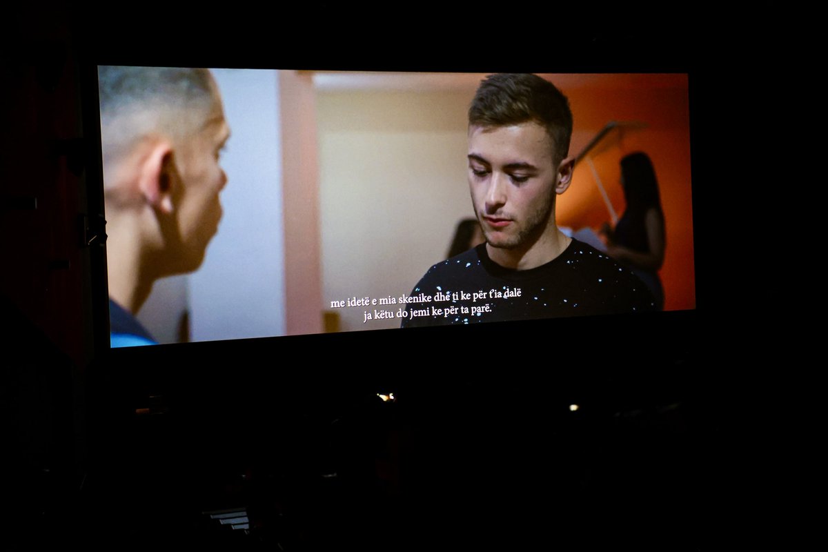 Pas 8 muajsh punë të palodhur, aktorët amatorë nga gjimnazet e Tiranës shkëlqyen në premierën e edicionit të 3-të të ‘Shif e Bëj Filma’ 🎬👏 Në kinema u shfaqën 2 filma fantastikë që treguan sa shumë mund të arrihet me pasion dhe përkushtim! 🌟