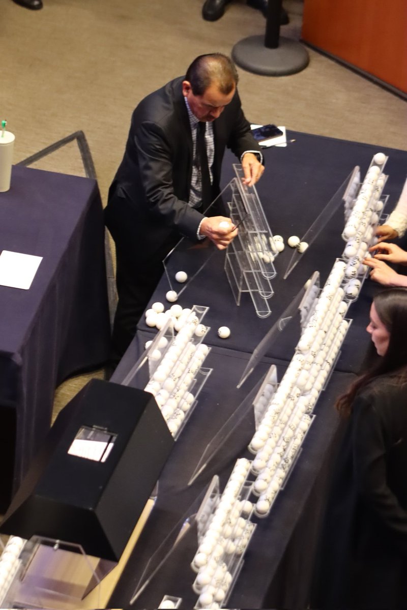 Juan_OrtizMX's tweet photo. 🗳️📌MAYORÍA DE JUECES PRESIONADOS POR ZALDÍVAR SALIERON EN LA TÓMBOLA JUDICIAL

En el sorteo realizado este sábado, 13 de los 19 jueces y magistrados que fueron presionados durante la administración de Arturo Zaldívar quedaron seleccionados para someterse a votación en 2025.

Entre ellos figuran nombres como Adrián Fernando Novelo Pérez, quien emitió fallos sobre el Tren Maya, y Sandra Leticia Robledo Magaña, involucrada en el caso Lozoya. 

Otros 26 magistrados también presionados fueron seleccionados.

Es decir, 39 de 58 personas que se atrevieron a denunciar presiones, irán a elección este 2025.

Fuente: Animal Político