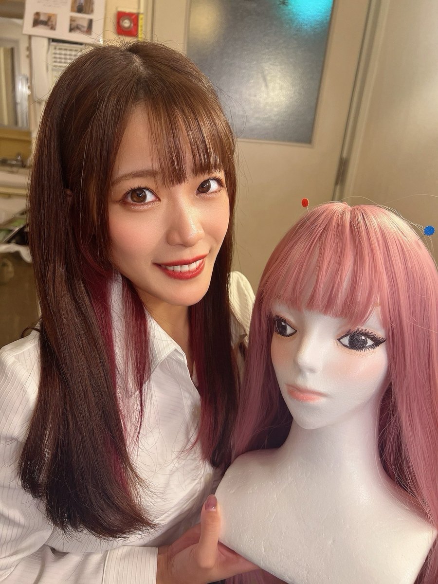 yui_anri's tweet image. みてみて、
趣味でコスプレするから
この頭マネキン私物なんだけど、
くるみが可愛く顔描いてメイクしてくれたの🥰

私の楽屋の鏡前この子いるの🥰