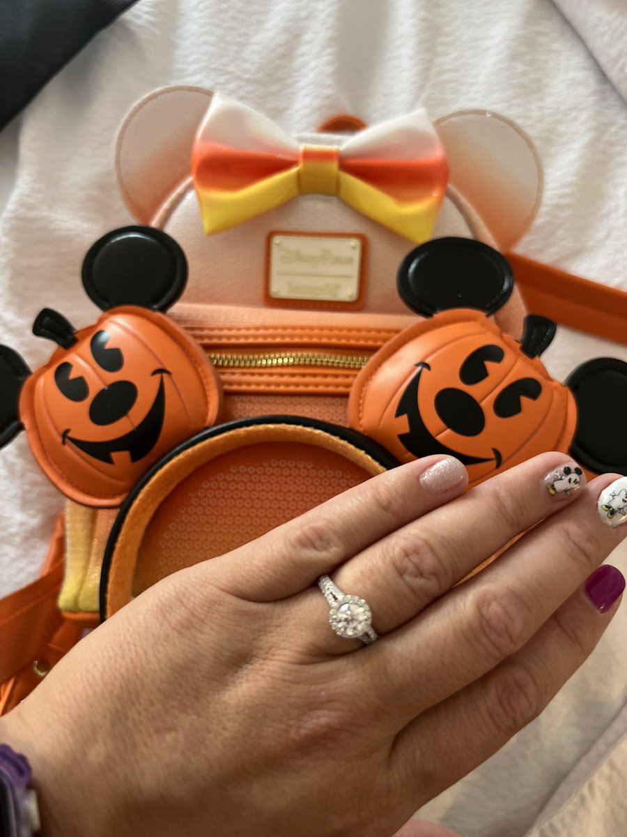 heatherkant's tweet image. My accessories for the day! 🧡💍🎃 #WearingDisneyStuffToUniversalAndIDontCare #PrettyRing @FrigidFenix