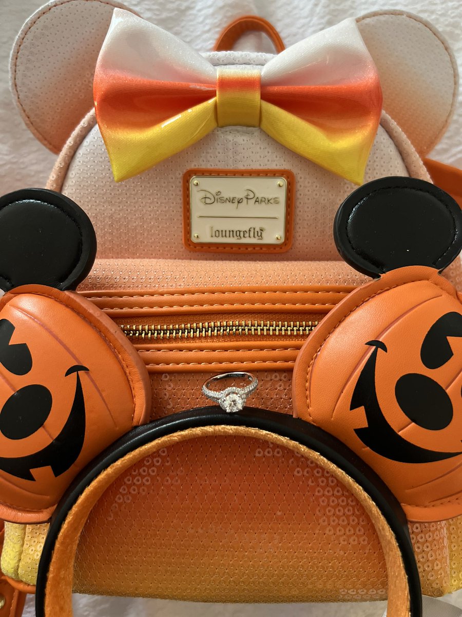heatherkant's tweet image. My accessories for the day! 🧡💍🎃 #WearingDisneyStuffToUniversalAndIDontCare #PrettyRing @FrigidFenix