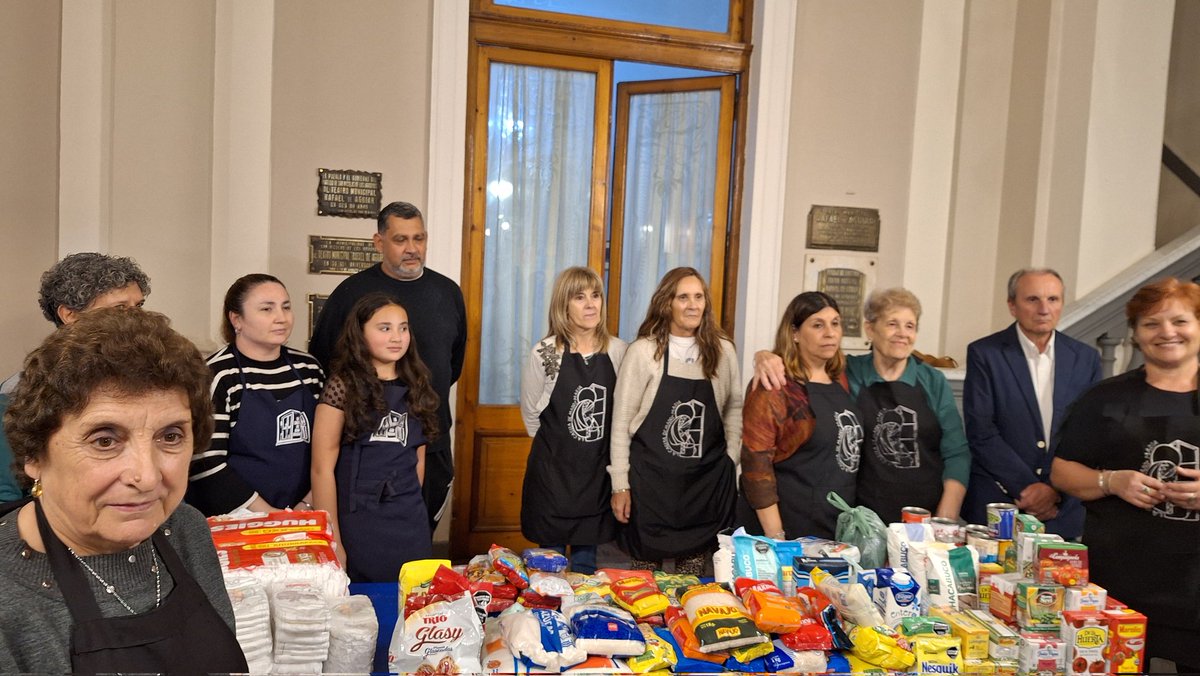 udocbacentral's tweet photo. Anoche, en el Teatro San Nicolás, nuestro Secretario General @AlejandrooSalce, la Secretaria Adjunta @adrianamonje80, la Secretaria de Cultura Andrea Sosa y miembros del del Consejo Directivo Provincial estuvieron presentes en la "Noche de Gala" https://t.co/NvjpgjU8uY