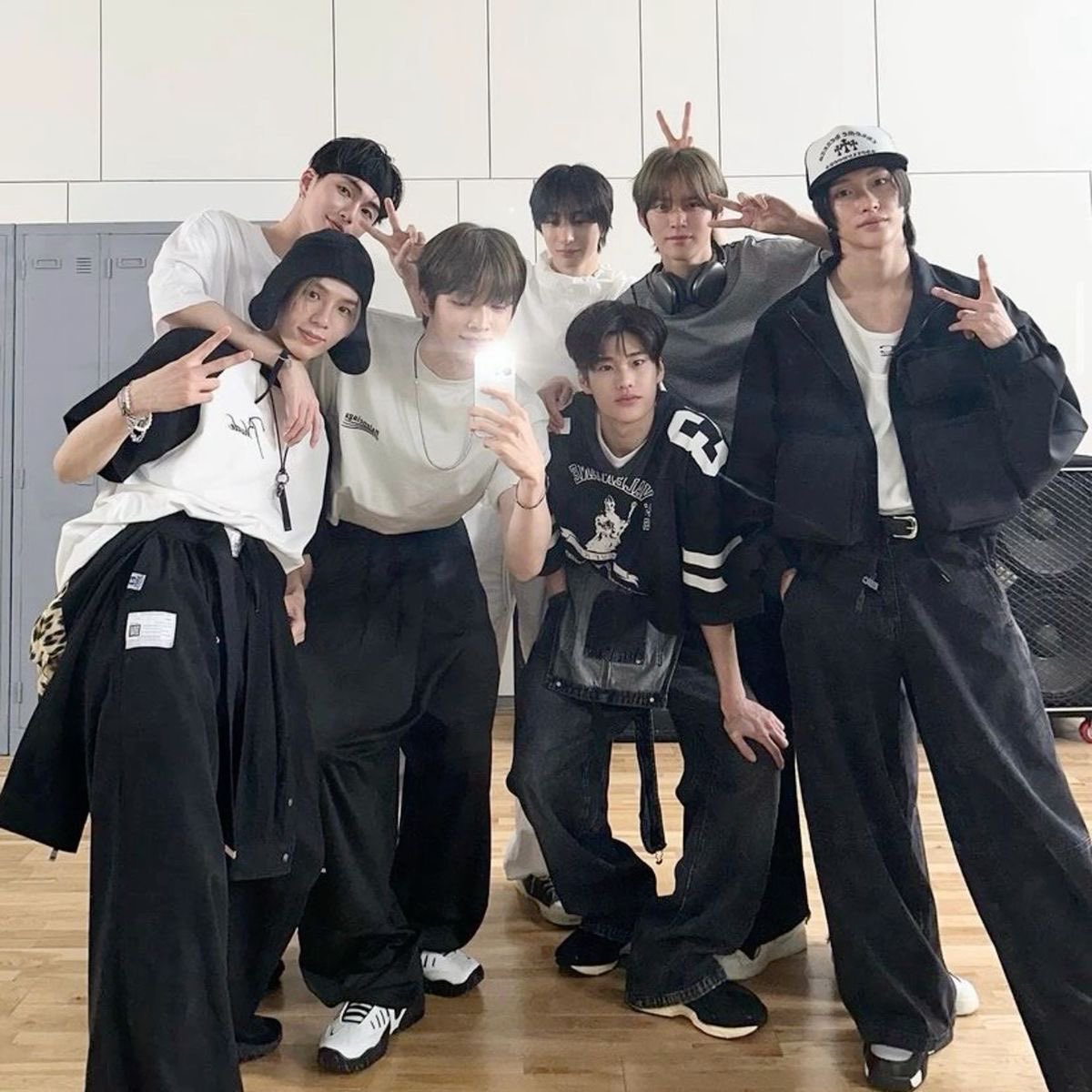 intakloop's tweet photo. P1ECES, this is not about #P1HARMONY, let's support #RIIZE's fandom BRIIZE, who are going through this difficult time right now. Regardless of the reason for removing a member, let's show solidarity

BRING BACK SEUNGHAN 
JUSTICE FOR SEUNGHAN 
#SMSupportsBullying
#FVCKYOUSM https://t.co/aqJu9c1lOI