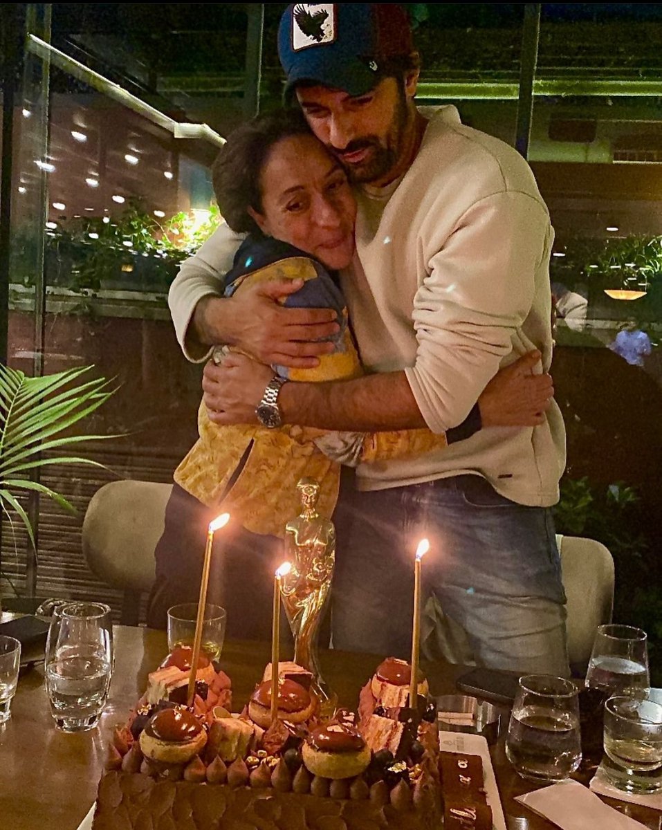 Çifte kutlama... #EnginAkyürek'in 43. Yaş günü kutlamasına #BinnurKaya da katıldı. Akyürek de Kaya'nın dün aldığı Altın Portakal'ı kutladı.