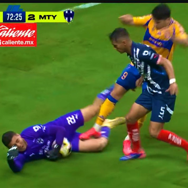 RobsWorld_14's tweet photo. @BarronSports Hablamos de esta jugada y por qué no fue roja llorona 😂😂😂 https://t.co/2TPApZPdSy