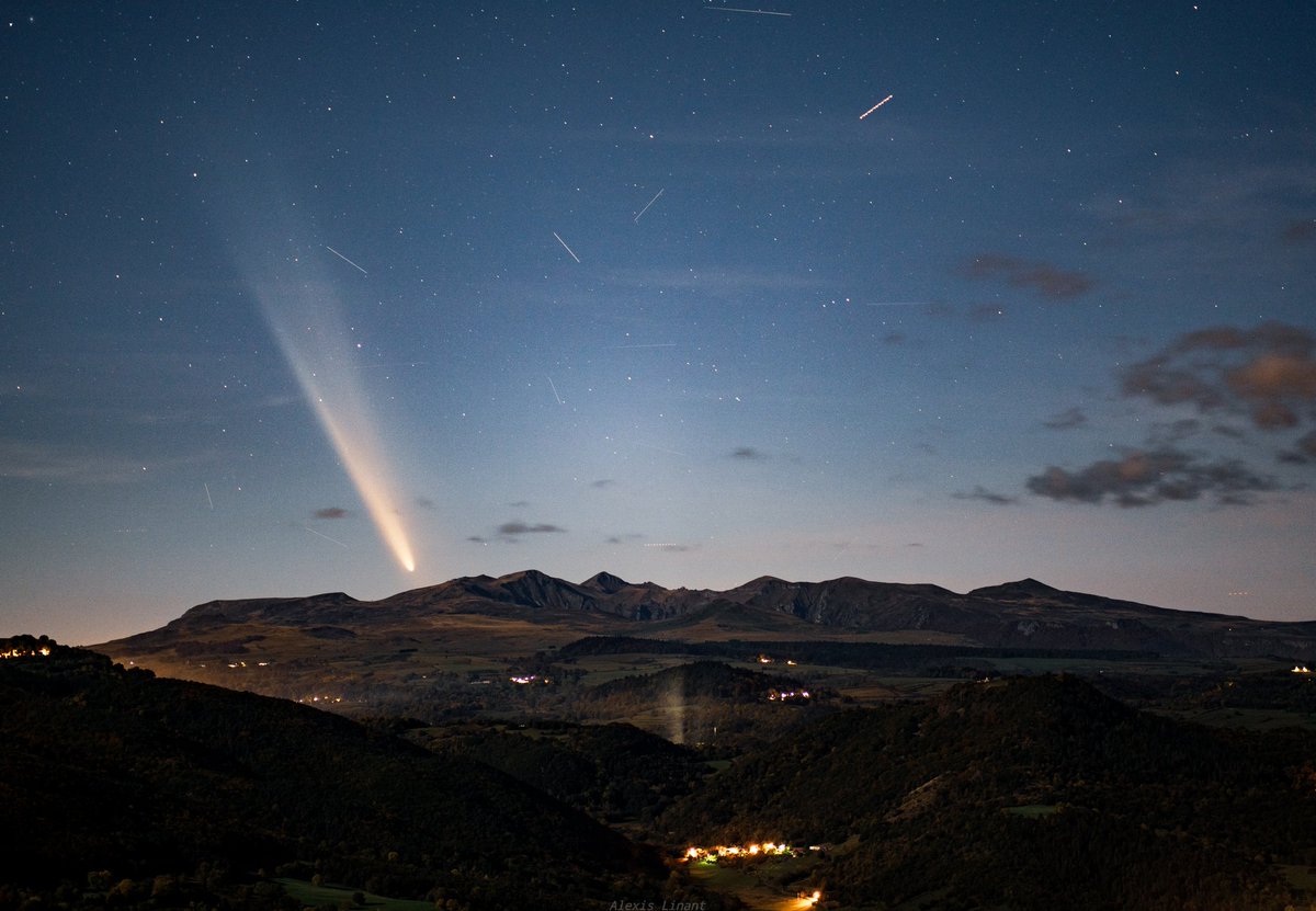 La comète ce soir en Auvergne avec le massif du sancy.
Un beau moment vécu avec <a href="/AiRicK63/">🌋🌿AiRicK ☄️⛈️</a>
et <a href="/FreretValentin/">Valentin Freret</a> 
Quel spectacle !
#Auvergne #comete #TsuchinshanATLAS