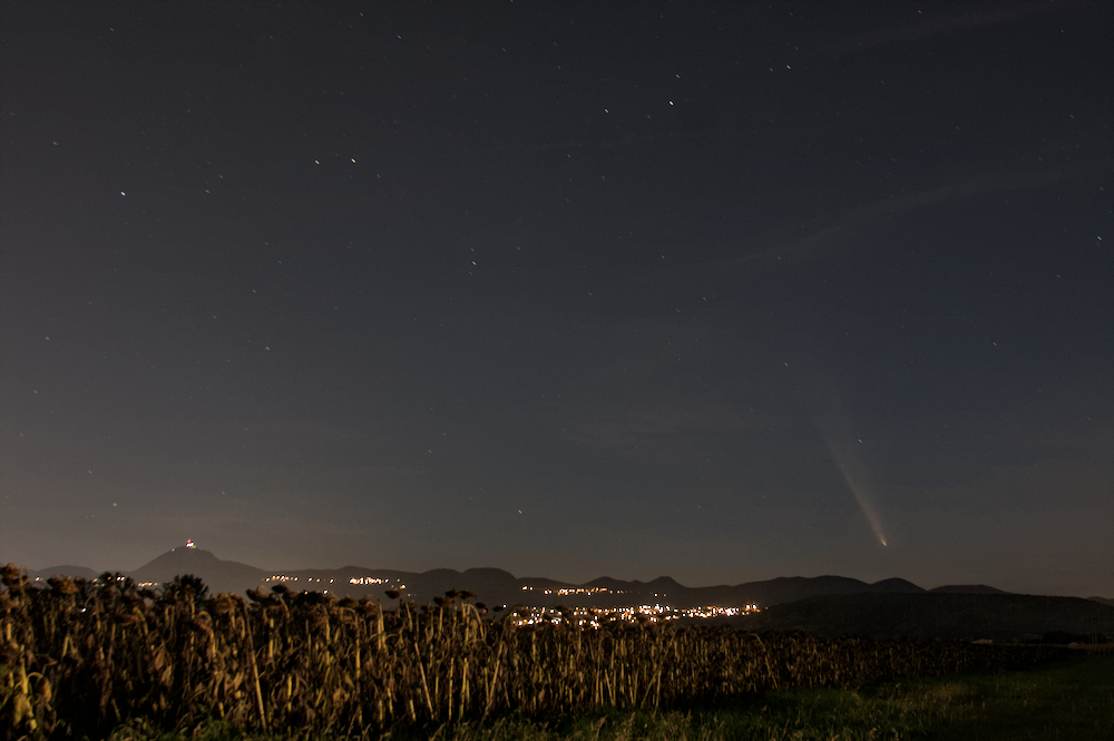 #comète #TsuchinshanATLAS Soirée magnifique en famille, avec les #volcans de la <a href="/chainedespuys/">Chaîne des Puys</a> pour décors/Wonderful evening in family, with the #volcanoes of the Chaine des Puys as sets