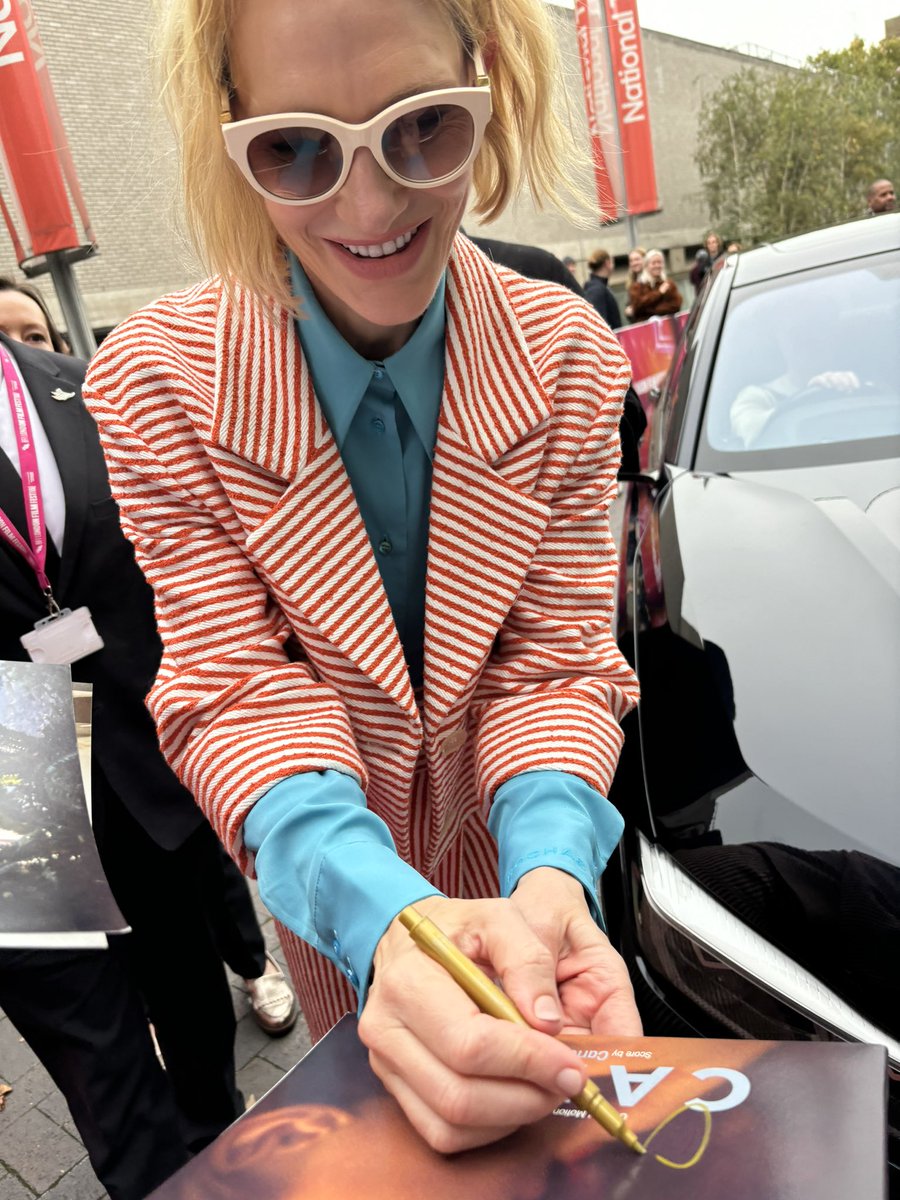 sannelourenz's tweet photo. Did this really just happen ? 
Cate Blanchett signed my carol vinyl 😭🥰

#cateblanchett #rumours #LFF https://t.co/VwPyQkRNyp