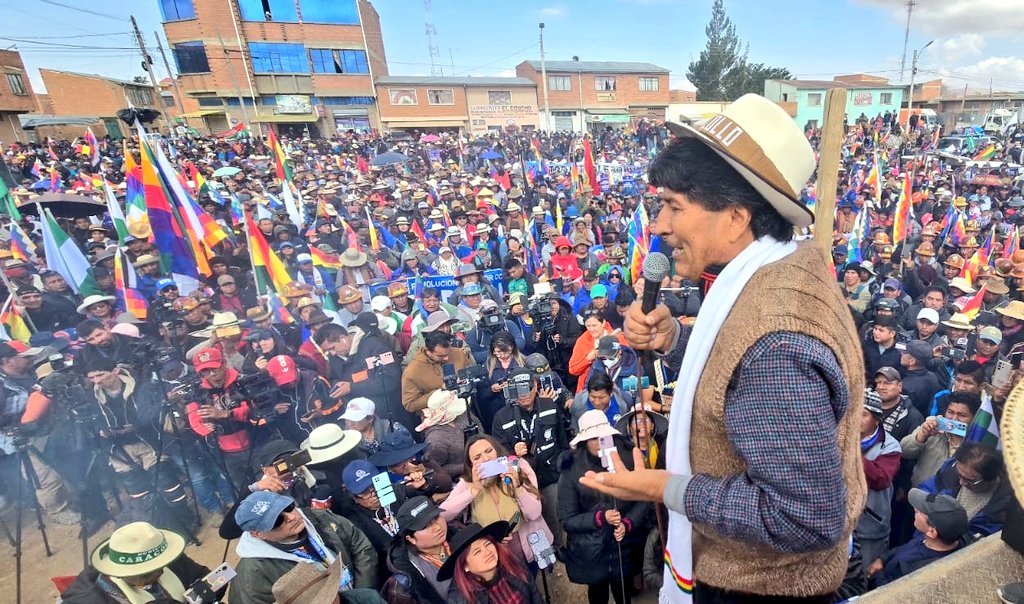 evoespueblo's tweet photo. A tal extremo llega la ambición de Luis Arce que, para forzar mi inhabilitación a las elecciones nacionales, proscribir al MAS-IPSP y detenerme, sin ningún escrúpulo y vergüenza, es capaz de violar todas las leyes.
Primero quiere poner en vigencia mañosamente un caso rechazado por la justicia hace 4 años, luego  viola la jurisdicción para que declare en Tarija, cuando vivo en Villa Tunari. 

Su único interés es destruir al MAS-IPSP y también destruir mi imagen para eliminarme políticamente y as��, cumplir el mandato de la derecha: destruir el proceso de cambio.