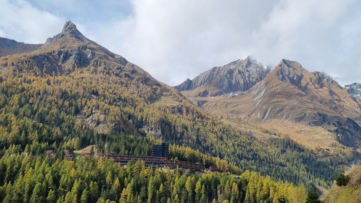 hansterbraak's tweet image. 'Ons' hotel in #Kals op de foto.
Voorwaarde voor de bouw van dit prachtige hotel #Gradonna was dat het 'ingepast' moest worden in het landschap.
En dat is gelukt :-)