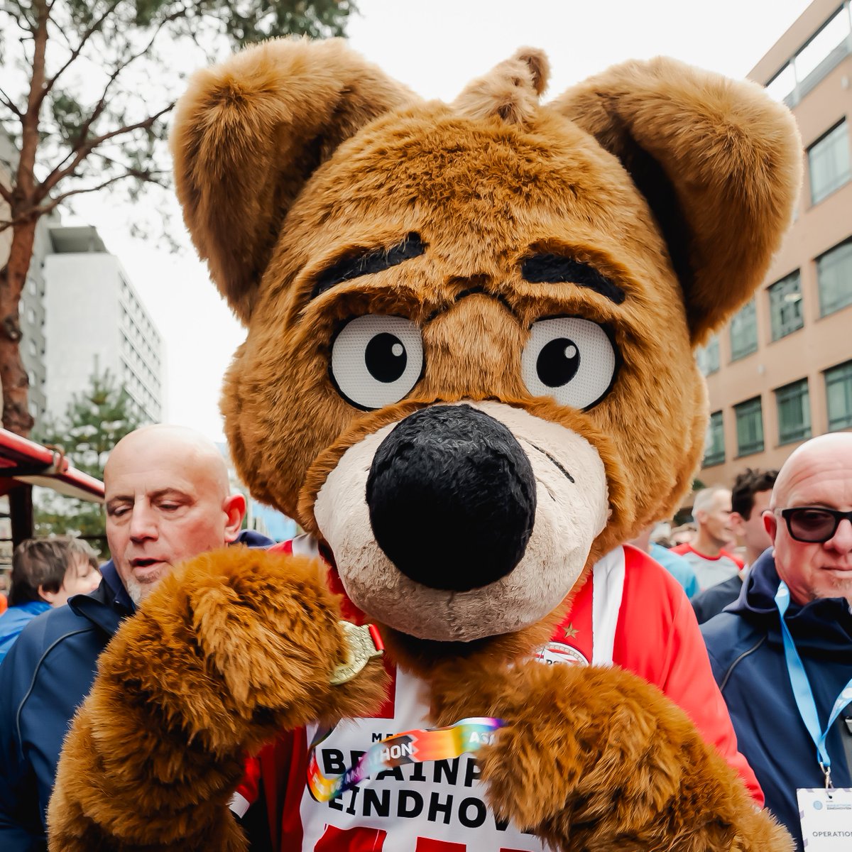 Phoxy rent de ASML Halve Marathon in 2 uur en 22 minuten! Phoxy heeft dit gedaan om geld in te zamelen voor onderzoek naar een innovatieve behandeling van kanker bij jonge kinderen. 

Doneren kan nog steeds via PSV.nl/doneer!🥇