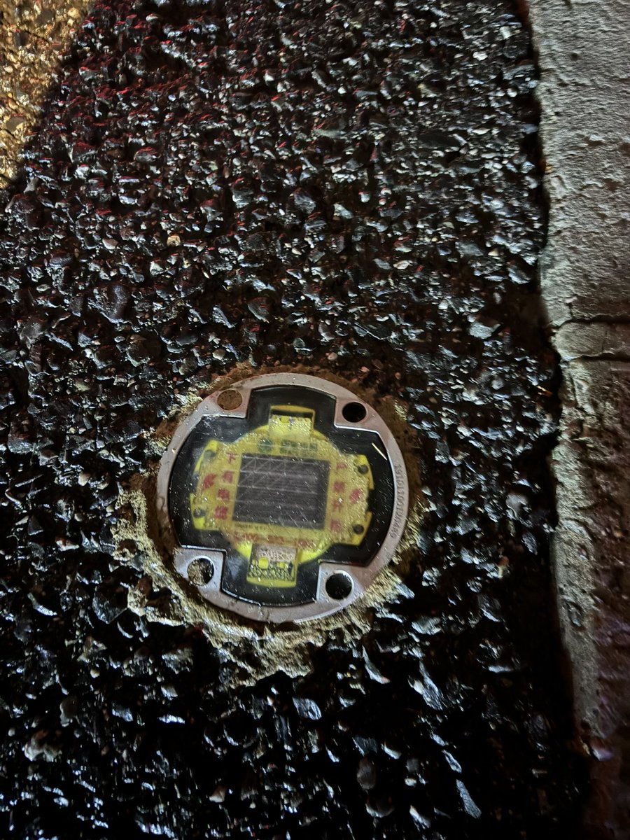 [ギリギリ⭐️中国の闇クイズ] 上海の路上で飲める素敵なバー。毎晩外国人やハイエンドな地元民で賑わっています。最近道路工事が始まったと思ったら、バーの目の前の道に突然謎の装置が埋め込まれた。これは何⁈ ①路上での会話が全部傍受されている ②スイッチ一つでバーごと爆破される遠隔爆弾