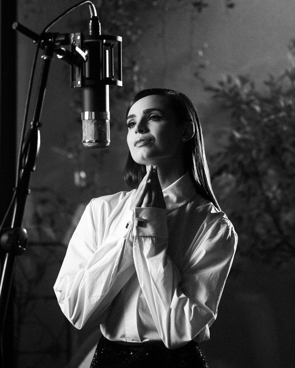 SofiaCarson's tweet photo. Beaming from all the love we’ve received from you !!!!🥹🤍 

5 years in the making- if only we knew, how beautiful it would be, to feel so much love from you 🤍 https://t.co/a127gquAbB