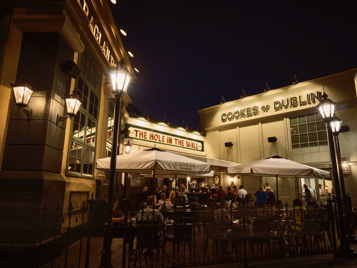 cookesofdublin's tweet image. Grab drinks before your reservation at Hole in the Wall Bar 🥃 located right next to Raglan Road Irish Pub 🇮🇪

📍@disneysprings , @raglanroadpub 

#explorepage #orlandofoodies #barhopping #disneydrinks #holeinthewall