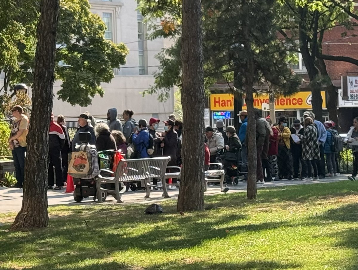 A long line of people queued at 200 Wellesley to receive a meal from from the amazing volunteers of <a href="/thecornersjt/">The Corner</a>, our officers &amp; <a href="/RyanTaerk/">Ryan Taerk</a>. Thx <a href="/LongosMarkets/">Longo's</a> &amp; <a href="/wearehumaniti/">Humaniti</a> for the wonderful meals. #Thanksgiving2024 <a href="/CPLC51Division/">CPLC - 51 Division</a>