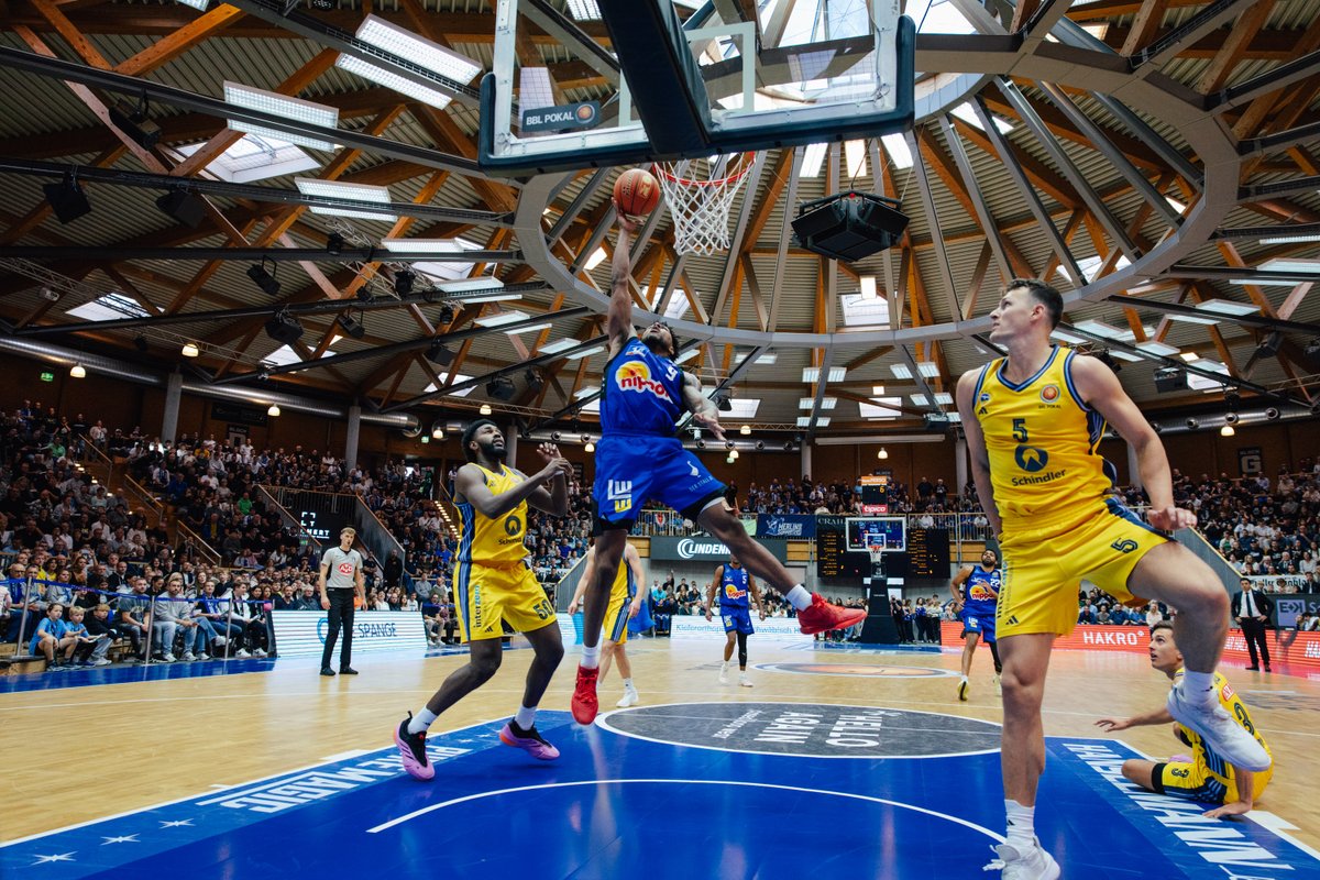 Viertel Nr. 3✅
Zum Ende des 3. Viertels halten die <a href="/hakromerlins/">HAKRO Merlins Crailsheim</a> wacker an ihrer Führung fest und gehen mit einer 12 Punkten gegen <a href="/albaberlin/">ALBA BERLIN</a> ins 4. Viertel. -62:50 💪🔥

📺Der #bblpokal live bei <a href="/dynsport/">Dyn Media</a>

📸: Klamann &amp; Bauer

#welcometowow #madetowow