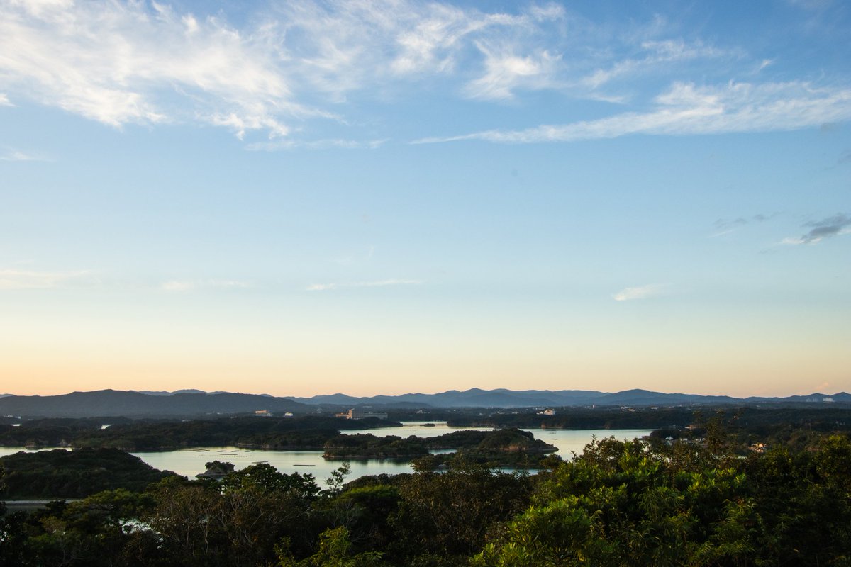 Ho_ppe's tweet photo. 紫金山アトラス彗星を撮影に3時間かけて三重県の志摩市登茂山展望台にいました。到着時は雲が掛かってましたが勝負は太陽が隠れてから！と期待に胸膨らませてましたが見つけられずに断念！もっと右側だったかも？あ、リアス式の海岸線��綺麗でした。 https://t.co/C8i61r2Amj